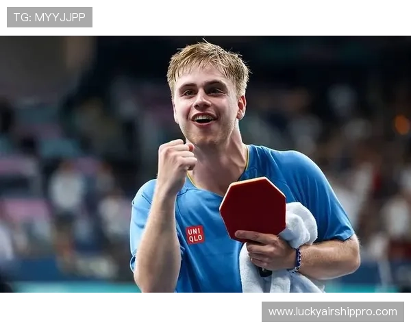 萨尔布吕肯队赛后庆祝，莫雷加德跳上队友后背狂欢。