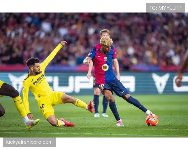 西甲第28轮，巴萨中场核心加维因肌肉疲劳被提前换下，疑似赛程过密导致